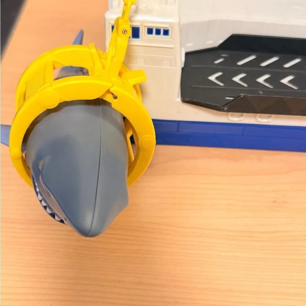 Matchbox Mission Marine Rescue Shark Boat w/ Helicopter – 2013 Mattel BFN57